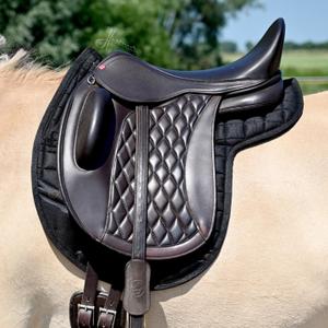 1-0906-6570004-tapis-de-dressage-pour-cheval-edix-saddles-contour-black-tu