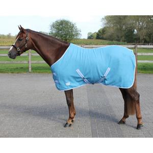 6121-sk-couverture-polaire-pour-cheval-avec-sangle-q-essentials-color-sky
