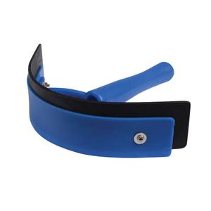 590726-grattoir-d-ecurie-en-plastique-roma-brights-blue-tu